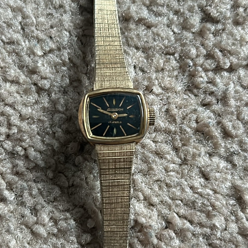 Amitron women’s vintage 10k gold/black dainty bracelet watch measurements shown‎